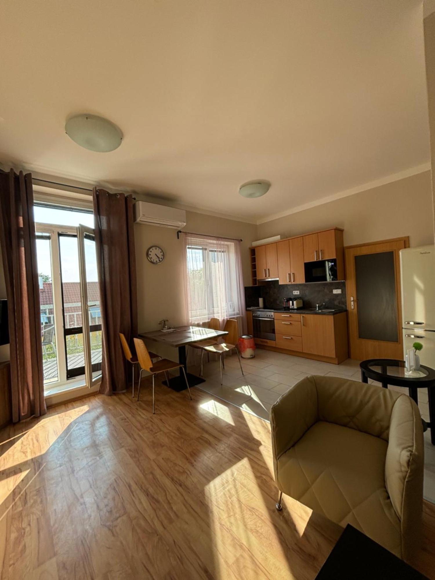 Penzion Apartmany Resident ปอดเยบราดิ ภายนอก รูปภาพ